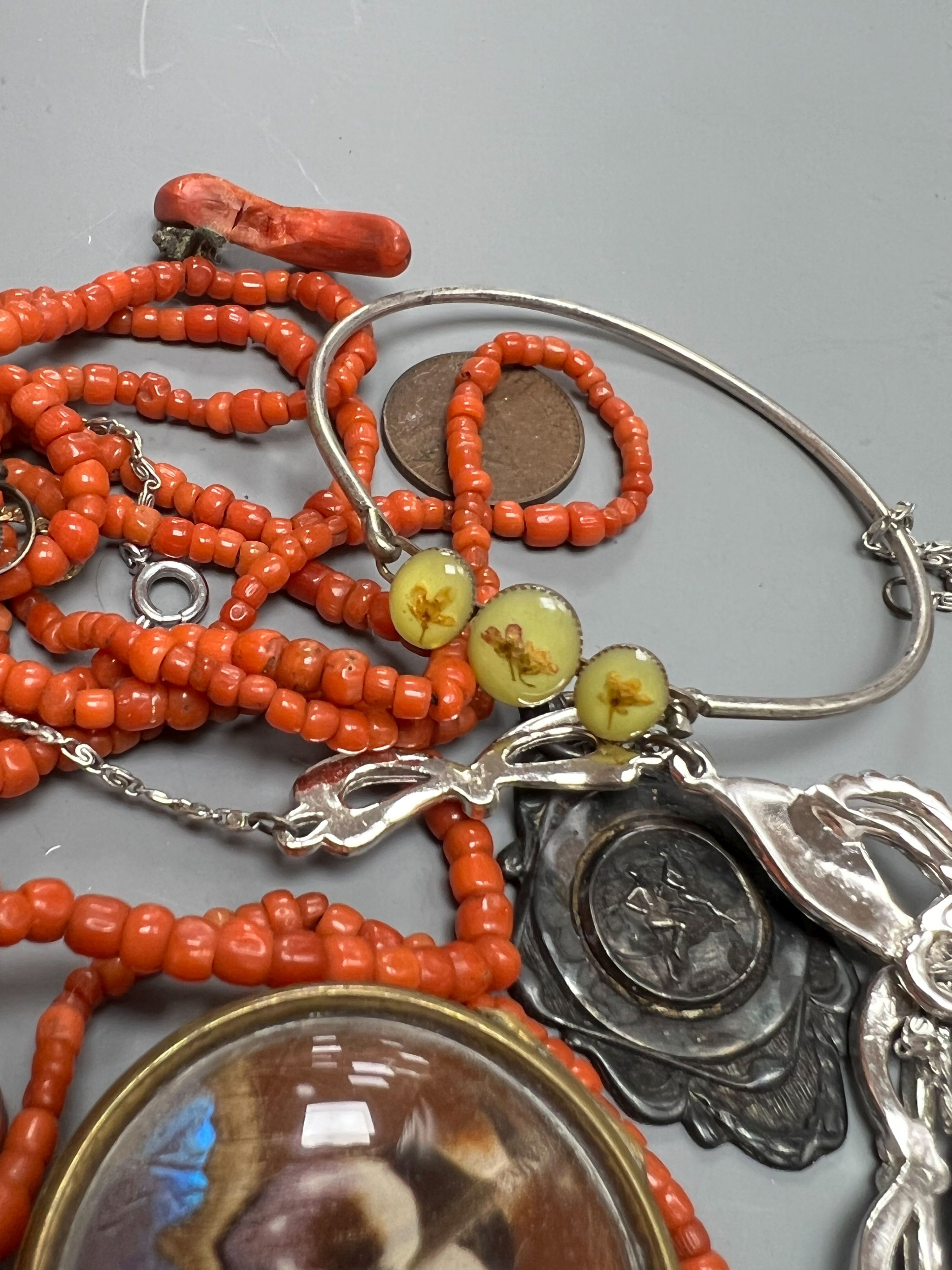 A small group of assorted minor jewellery including a white metal brooch, coral necklace etc. in a small burr walnut box.